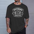 レトロなスケートボードライフスタイル Tシャツ 彼への贈り物