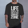 人生は快適ゾーンの終わりから始まります Tシャツ 彼への贈り物