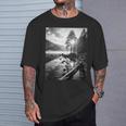 白黒写真 木と川の写真 Tシャツ 彼への贈り物