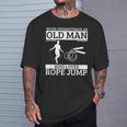 縄跳び 縄跳びが大好きな老人を過小評価しない Tシャツ 彼への贈り物