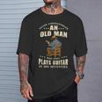 老人はギターを弾く セブンティーズ・ギタリストを過小評価するな Tシャツ 彼への贈り物