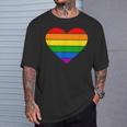 虹 ハート Lgtbq 虹色 虹色の旗 カラフル Tシャツ 彼への贈り物