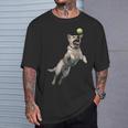 遊び心のあるラブラドールレトリーバー フェッチ 追いかけてテニスボール Tシャツ 彼への贈り物