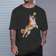 遊び心のある柴犬フェッチ追いかけテニスボール Tシャツ 彼への贈り物