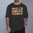 静かでありながらとても親しみやすいです Tシャツ 彼への贈り物