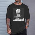 面白いスペースオデッセイムーンベースエンブレム。 Tシャツ 彼への贈り物