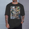 面白い猫が市場で魚を盗む猫好きの楽しみ。 Tシャツ 彼への贈り物