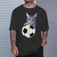 面白い猫サッカーボールグラフィック子猫のスポーツ愛好家のコスチューム Tシャツ 彼への贈り物