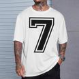 7歳の誕生日おめでとうのツインデーのためのナンバー7ジャージ。 Tシャツ 彼への贈り物