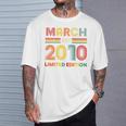 En La Parte Trasera Retro Marzo Est 2010 Cumpleaños 16 Años 16 Años Camiseta unisex Regalos para él