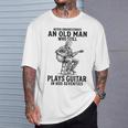 Never Underestimate An Old Man Who Who Guitar Tシャツ 彼への贈り物
