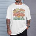 Promoted To Grandma Expecting Baby Daisy Groovy Wildflower Tシャツ 彼への贈り物