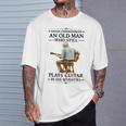 まだギターを弾く老人 70年代 おじいちゃん ヴィンテージ Tシャツ 彼への贈り物