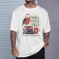 バックプリントの本、コーヒー、フクロウのおかしな幸せ Tシャツ 彼への贈り物