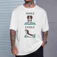 ヨガ吸い込む息を吐くイングリッシュ・スプリンガー・スパニエル犬 Tシャツ 彼への贈り物