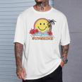 レトロなハッピーフェイス ハイビスカス ヤシの木「太陽に生きる」ビーチ Tシャツ 彼への贈り物