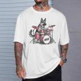 ヴィンテージジャーマンシェパード犬の演奏ドラム。 Tシャツ 彼への贈り物
