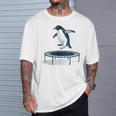 面白いペンギンがトランポリンでジャンプ Tシャツ 彼への贈り物
