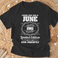 1961年6月生まれのレジェンドたち 60歳の誕生日 Tシャツ 高齢者への贈り物