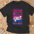 Caution Iwing Both Ways バイセクシャル プライド ジョーク Tシャツ 高齢者への贈り物