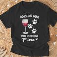 Dog And Wine Make Everything Fine Drinker Wine Puppy Tシャツ 高齢者への贈り物