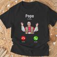 Pope Leo Xiv Is Calling Catholic Humor メンズ レディース Tシャツ 高齢者への贈り物