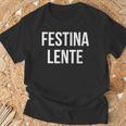 Make Hastelowly Festina Lente ラテン語インスピレーション引用 Tシャツ 高齢者への贈り物