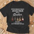 Never Underestimate An Old Man With A Guitar Tシャツ 高齢者への贈り物
