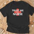 Trust Me Im A Nurseシャツは、すべての看護師、家族、友人に贈ることができます。 Tシャツ 高齢者への贈り物