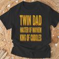 Twin Dad 父の日 ツインダッド メイヘムのマスター 抱きしめる王様 Tシャツ 高齢者への贈り物