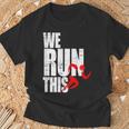 We Run This 我々はこれを実行しますランニング モチベーション マラソン フィットネス ワークアウト ジョギン Tシャツ 高齢者への贈り物