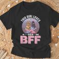 この少女は彼女のbffを愛している 友情 チーム 格言 友人 親友 Tシャツ 高齢者への贈り物