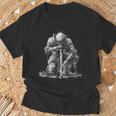 ひざまずくパラディンデザイン Tシャツ 高齢者への贈り物