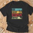 イノシシ ハンター 食べる スリープ ハント リピートハンティング Tシャツ 高齢者への贈り物