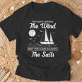インスピレーションを与えるセーリングの引用句 航海風と帆のデザイン。 Tシャツ 高齢者への贈り物