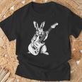ギタリスト ギター ギタープレーヤー ウサギ お父さん ママ Tシャツ 高齢者への贈り物