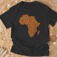 クールなアフリカの地図布、伝統的なアフリカのケンテ布。 Tシャツ 高齢者への贈り物