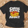 コーヒーケーキ好きのレトロなグラフィック。 Tシャツ 高齢者への贈り物