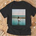 サーファー ガール（写真 リアルフォト）【Surfide サーフサイド】サーフィン 夏・海 ビーチ 砂浜 おしゃれ Tシャツ 高齢者への贈り物