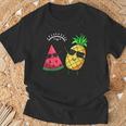 スイカとパイナップルをダビング カワイイ サマーフルーツ Tシャツ 高齢者への贈り物