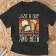 タコスとビールを飲む食品愛好家が大好きな男 Tシャツ 高齢者への贈り物
