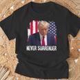 トランプは決して降伏しない 共和党大統領ドナルド・トランプ Tシャツ 高齢者への贈り物
