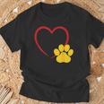 ハートと猫の足跡 – ミニマルな猫愛アート Tシャツ 高齢者への贈り物