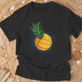 パイナップル バレーボール 面白い フルーツ ビーチ ハワイ ハワイアン スパイク Tシャツ 高齢者への贈り物