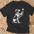 ブリタニー スパニエル お座り犬の心愛のグラフィック デザイン Tシャツ 高齢者への贈り物