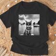 ベトナムのハロン湾でサングラスをかけた猫 Tシャツ 高齢者への贈り物