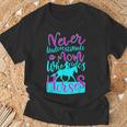 女の子のための馬に乗るお母さんのデザインを決して過小評価しないでください。 Tシャツ 高齢者への贈り物