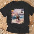 日本海岸でナマケモノに乗るパグ犬 Tシャツ 高齢者への贈り物