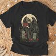 月の前でバラを持つゴシック調の天使 Goth Tシャツ 高齢者への贈り物