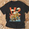 朝日を背景に、波の上を轟かせる雄大な虎。 Tシャツ 高齢者への贈り物